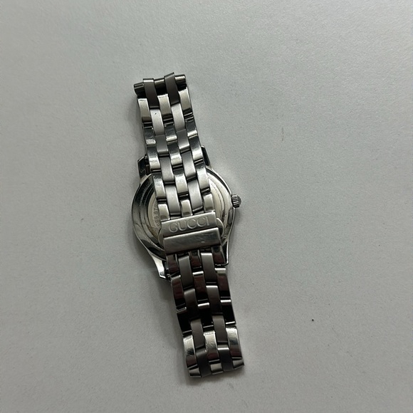 Gucci silver watch with black dial - Picture 3 of 4